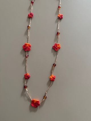 Collana uncinetto fiori arancio e rossi