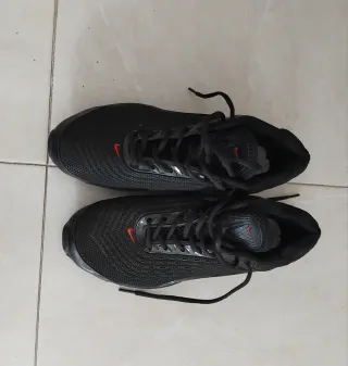 Deportivas Nike Air Negras y Rojas