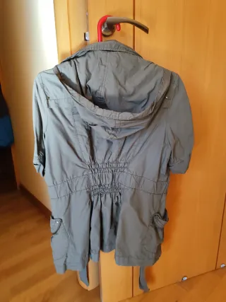 Parka Bershka entretiempo verde militar