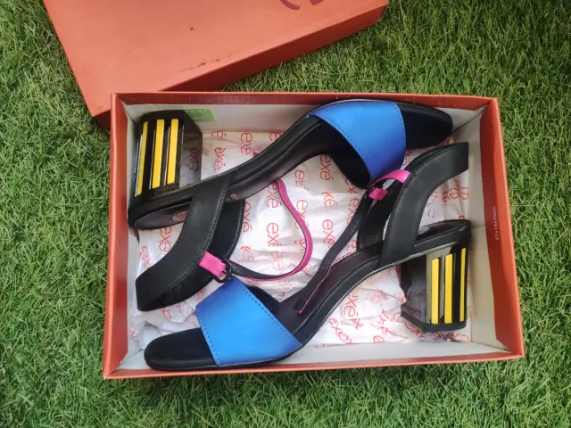 Sandalias Exé Negro y Multicolor Tacon Rayas