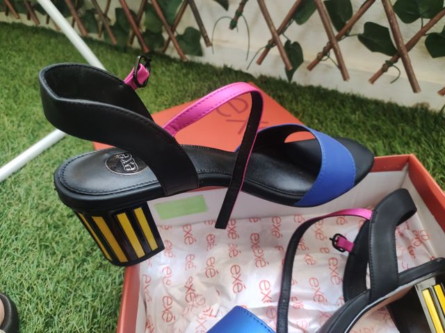 Sandalias Exé Negro y Multicolor Tacon Rayas