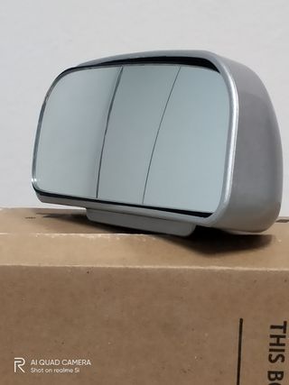 Espejo retrovisor plateado para ampliar campo 
