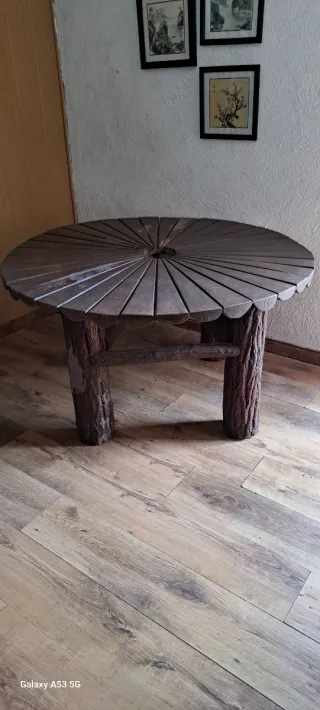 Mesa de madera rústica