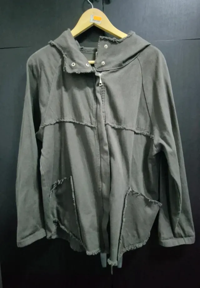 Chaqueta verde oliva con capucha