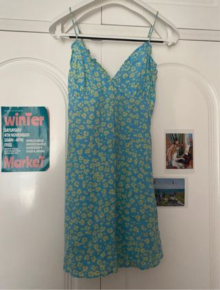 Vestido corto azul con flores en verde y rosa 