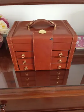 Joyero de piel marrón con detalles dorados