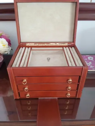 Joyero de piel marrón con detalles dorados