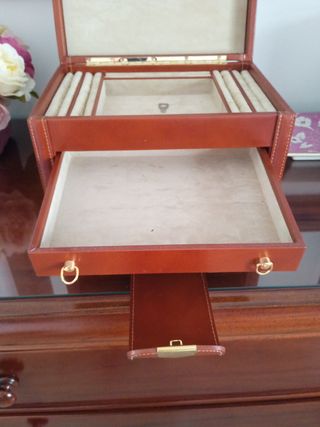 Joyero de piel marrón con detalles dorados