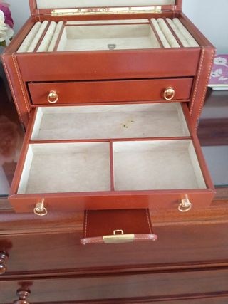 Joyero de piel marrón con detalles dorados