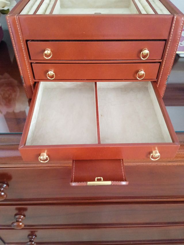 Joyero de piel marrón con detalles dorados