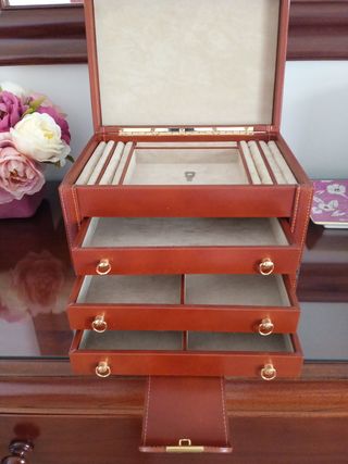 Joyero de piel marrón con detalles dorados