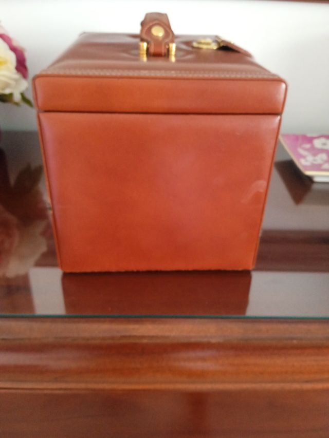 Joyero de piel marrón con detalles dorados