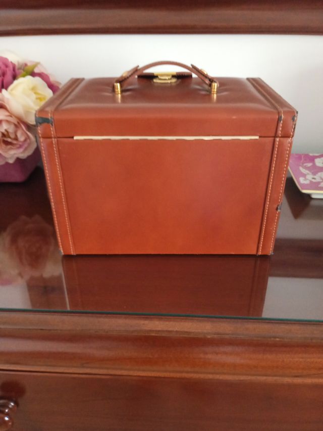 Joyero de piel marrón con detalles dorados