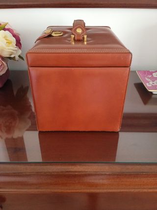 Joyero de piel marrón con detalles dorados