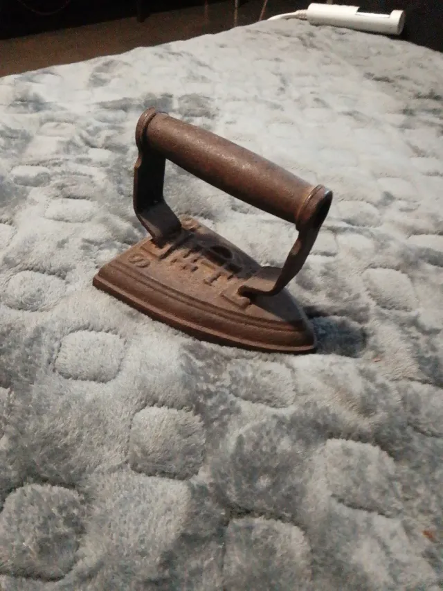 Plancha antigua de hierro fundido