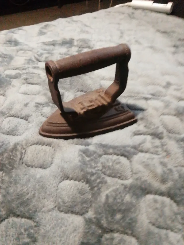 Plancha antigua de hierro fundido