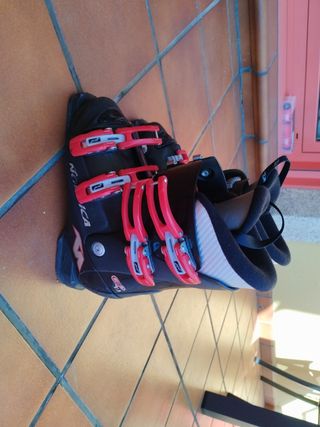 Botas de esquí Nordica negras con hebillas rojas