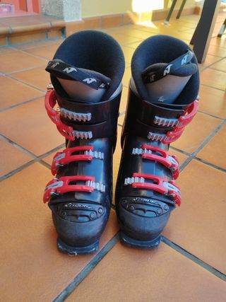 Botas de esquí Nordica negras con hebillas rojas