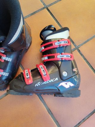 Botas de esquí Nordica negras con hebillas rojas