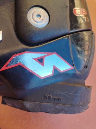 Botas de esquí Nordica negras con hebillas rojas