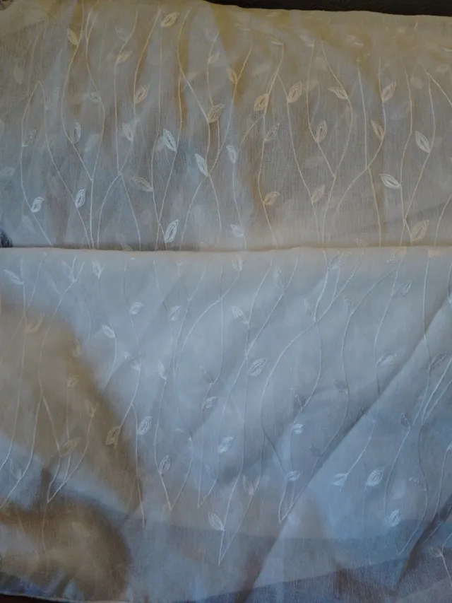 Foglie ricamate bianche in retal visillo