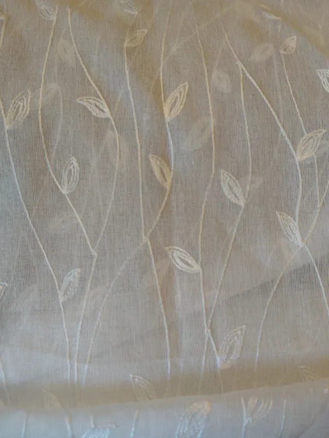 Foglie ricamate bianche in retal visillo