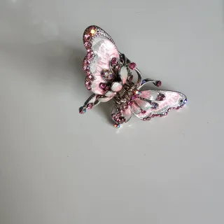 Pinza para pelo mariposa con pedrería rosa