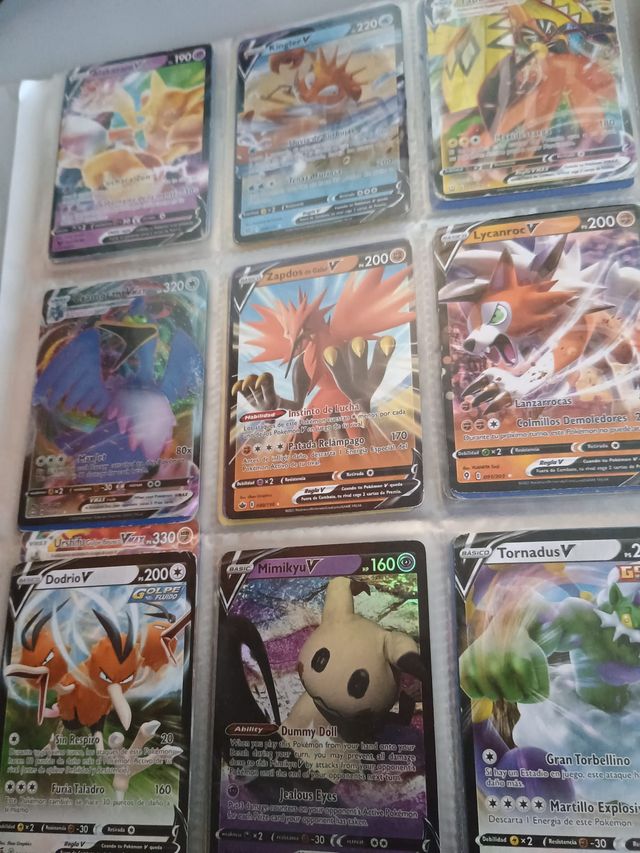 Cartas Pokémon VMAX 
Y cartas variadas