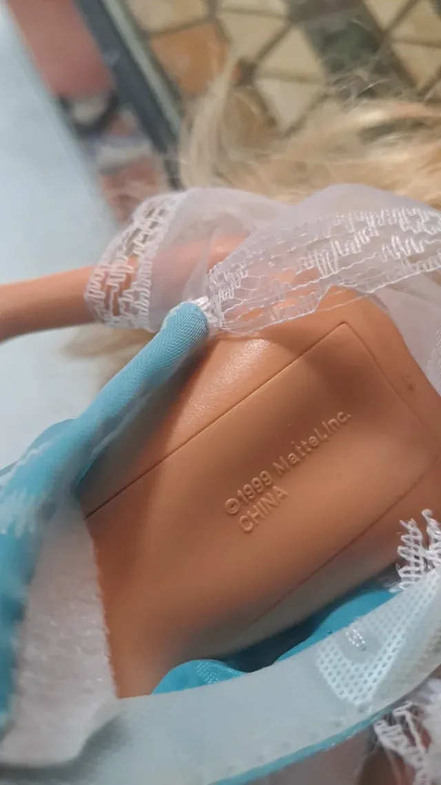 Muñeca Barbie Vestido Azul y Sombrero