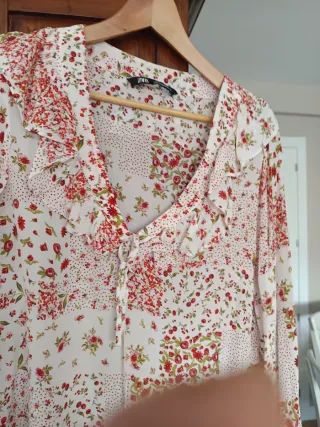 Blusa Zara floral roja y blanca