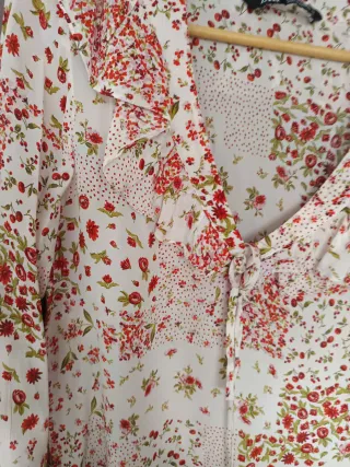 Blusa Zara floral roja y blanca