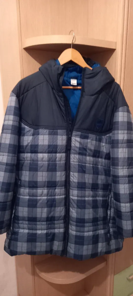 Cazadora  azul  con capucha.