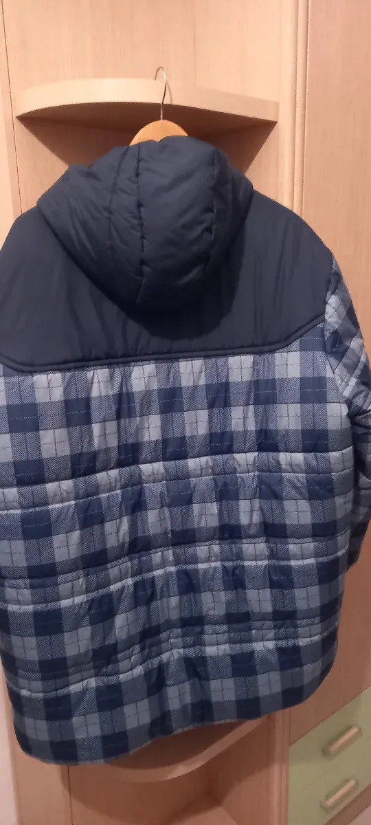 Cazadora  azul  con capucha.