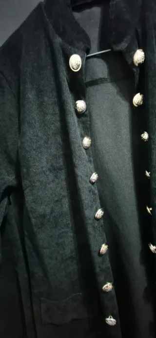 Chaqueta negra estilo militar