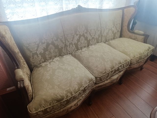 Sofá antiguo de tela y madera