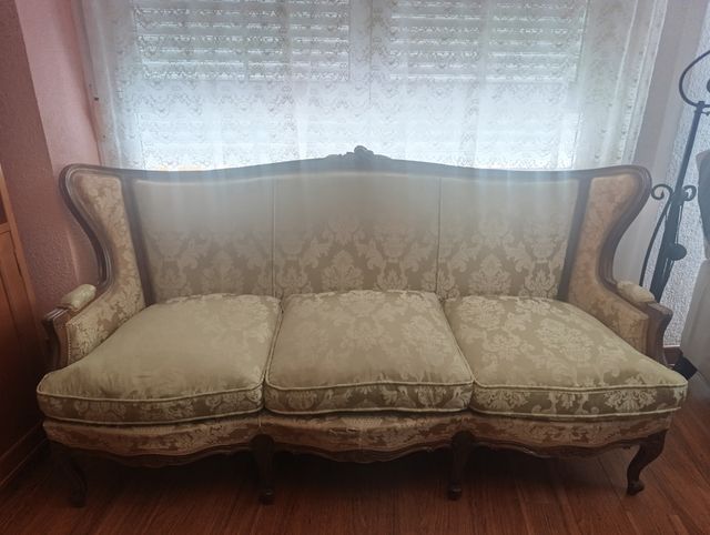 Sofá antiguo de tela y madera