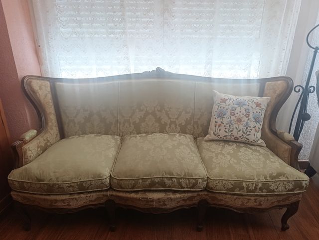 Sofá antiguo de tela y madera