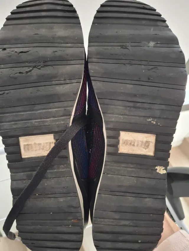 Zapatillas negras y moradas con purpurina