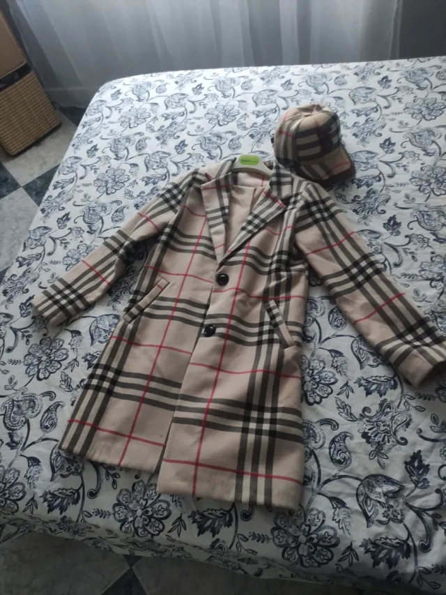 Conjunto abrigo y gorra cuadros