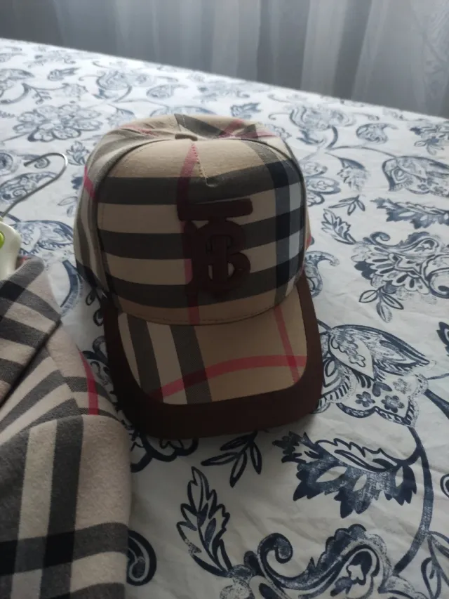 Conjunto abrigo y gorra cuadros