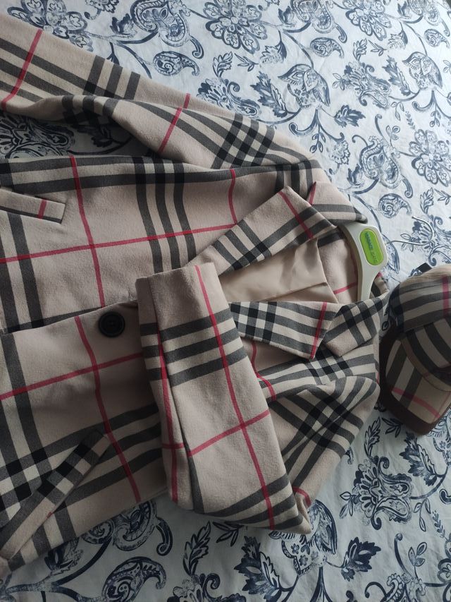 Conjunto abrigo y gorra cuadros