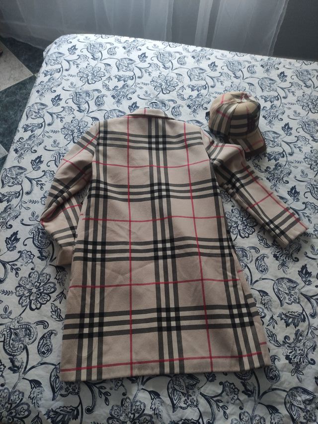 Conjunto abrigo y gorra cuadros
