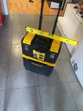 Caja de herramientas Stanley con nivel