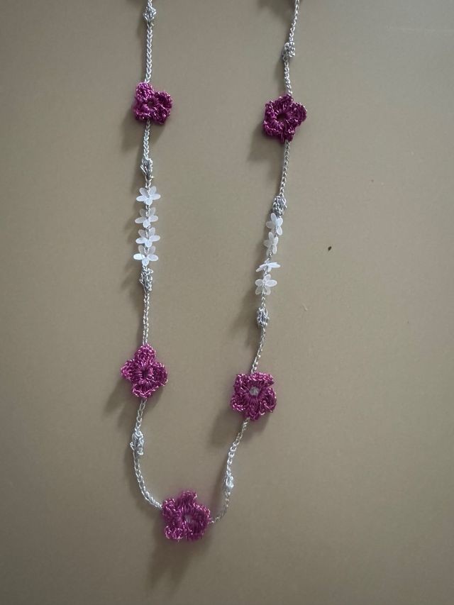 Collana uncinetto fiori rosa e argento