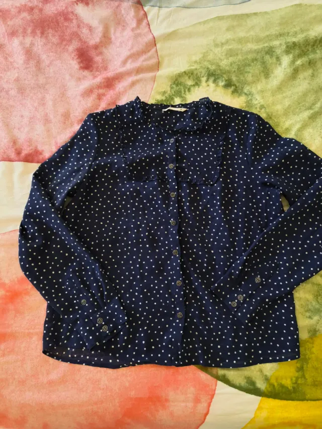 Camisa azul con lunares blancos