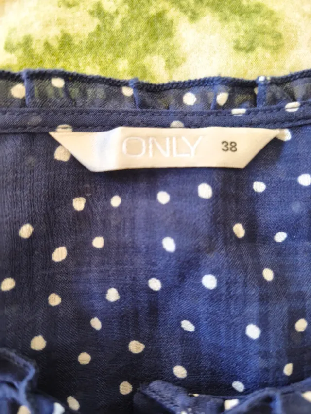 Camisa azul con lunares blancos