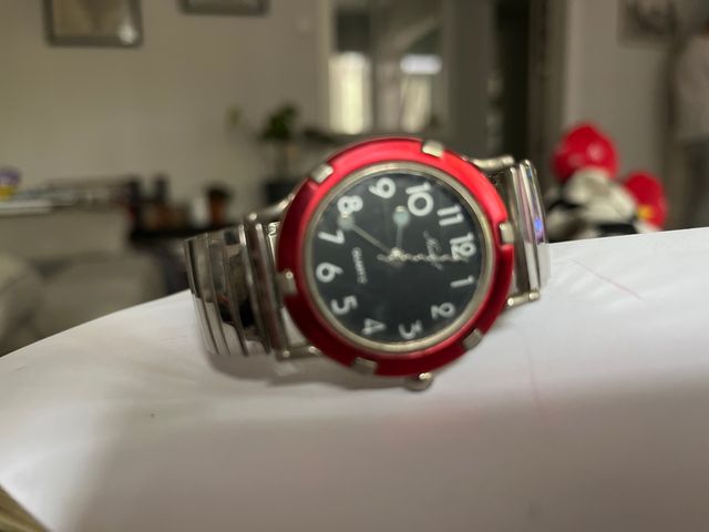 Reloj pulsera extensible rojo y plata