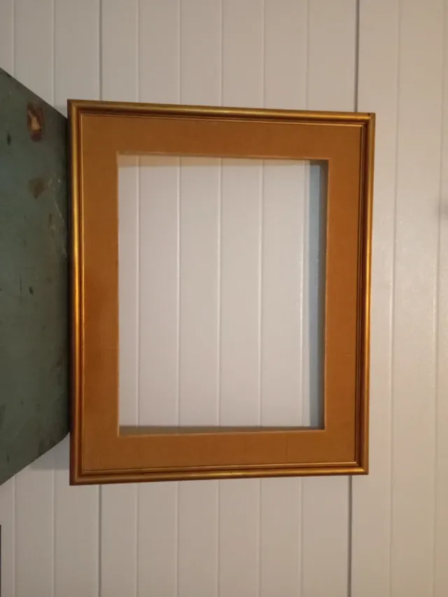 Moldura em madeira dourada para pintura 70 x 80