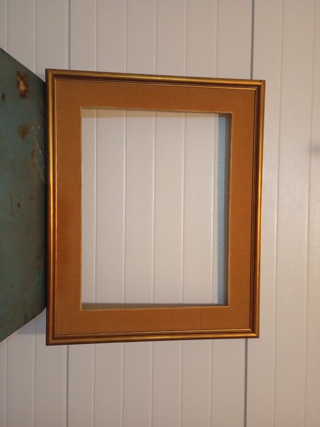 Moldura em madeira dourada para pintura 70 x 80