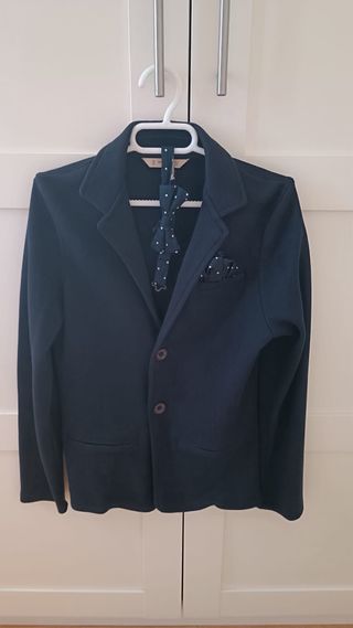 Americana azul con pajarita y pañuelo